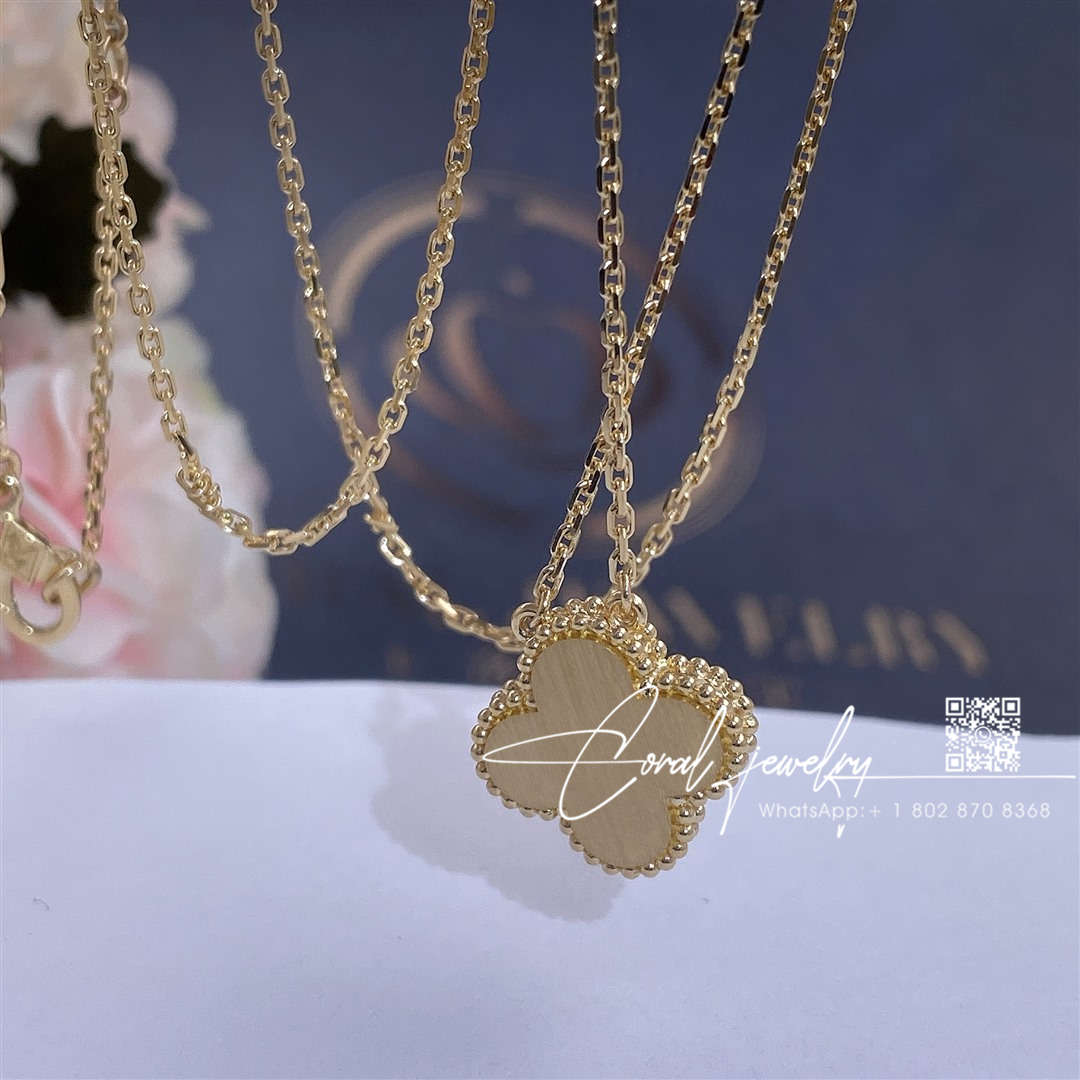 Van Cleef & Arpels Vintage Alhambra 2005 Holiday Necklace Yellow Gold Onyx (4)